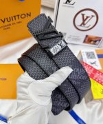 皮带：Lv..路易..威登顶级复刻. 腰带：原单品质百分百头层牛皮，保证真皮。铆钉双色雕花设计.真空电镀.永不掉色.24K纯钢扣涂鸦彩绘图案艺术双面可用专柜同等