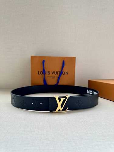 特 本款40毫米宽 Lv Initiales 双面腰带拥有 Xl Epi 皮革的较大粒面纹理，以移印工艺描绘路易威登标识，翻转即现 Monogram 压纹图案，