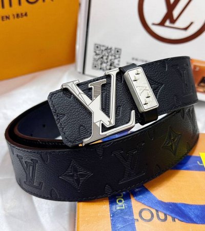 皮带：Lv..路易..威登顶级复刻. 腰带：原单品质百分百头层牛皮，保证真皮。雕花镂空工艺.真空电镀.永不掉色.24K纯钢扣头层小牛皮荔枝纹双面两用专柜同等质量