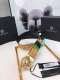 此款双面腰带采用优质Saffiano皮革制作，并饰有Bondage印花，散发品牌深厚的传统底蕴。腰带配有一枚3D美杜莎腰带扣。4.0Cm宽