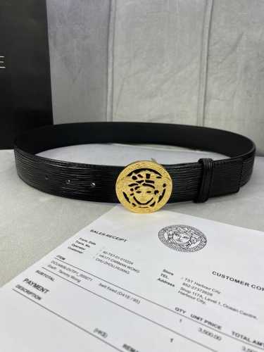 宽度4.0Cm 范思哲 此款水波纹 腰带饰有标志性的Versace美杜莎头像扣，彰显品牌格调。是一款精美的衣橱必备单品。