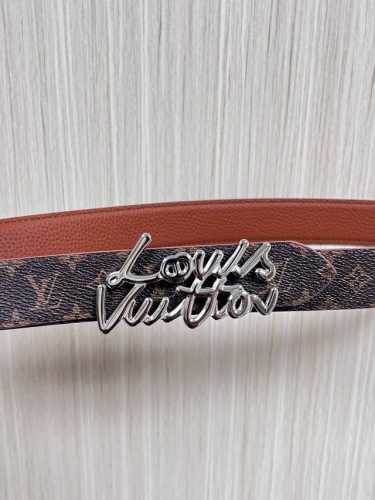 当季新款，腰带取材雍容牛皮革和 Monogram 帆布，便于随心切换两 式风尚。路易威登手写体标识化身为宽幅金属搭扣，于中央点亮视线 焦点，可为休闲和正式造型注