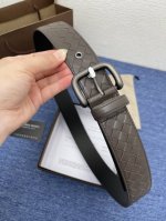 Bottega、Venta 葆蝶家 这家的产品上没有任何的Logo，但是人们还是可以一眼辨认出来，独特的Intrecciato编织技术非常独特，五金相呼应的编织