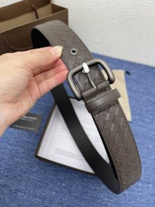 Bottega、Venta 葆蝶家 这家的产品上没有任何的Logo，但是人们还是可以一眼辨认出来，独特的Intrecciato编织技术非常独特，五金相呼应的编织