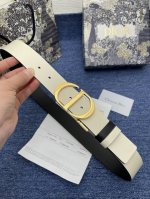 迪奥550 3.5Cm 特 这款 30 Montaigne Avenue 腰带从同名手袋汲取灵感，采用黑色光滑 牛皮革精心制作，质感柔软，设计优雅，饰以富有光泽
