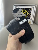 品名：Lv..路易..威登原单 材质：原单牛皮腰带 百分百头层牛皮腰带保证真皮钢扣，专柜原单品质、做工精细，时尚大牌，送人自用首选 包装： 请认准如图专柜包装赠