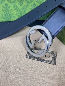 4.0双面黑色小牛皮平纹，搭配精品经典扣，