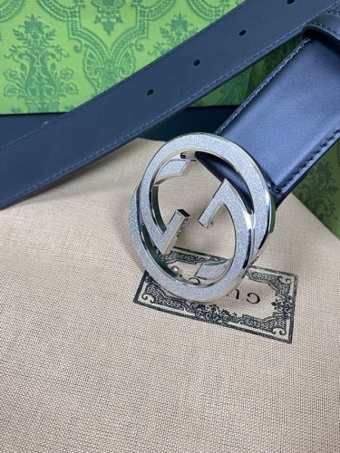 4.0双面黑色小牛皮平纹，搭配精品经典扣，