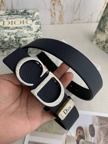 品名：迪奥. Dior.原单 型号：挂扣，原版经典挂扣，实物拍摄，双面头层牛皮 材料：百分百头层牛皮，保证真皮。双面可用专柜同等质量，原版经典双面荔枝纹，黑深蓝