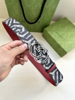 宽度4.0Cm Gucci 最新款双面腰带，一侧为Gg Supreme帆布，反面一侧为枣红色头层小牛皮。配以互扣式镶钻双G扣头采用真空电镀