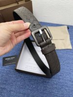 Bottega、Venta 葆蝶家 这家的产品上没有任何的Logo，但是人们还是可以一眼辨认出来，独特的Intrecciato编织技术非常独特，五金相呼应的编织