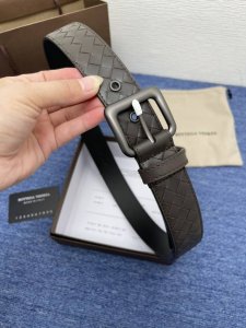 Bottega、Venta 葆蝶家 这家的产品上没有任何的Logo，但是人们还是可以一眼辨认出来，独特的Intrecciato编织技术非常独特，五金相呼应的编织