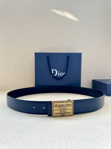 宽度3.5Cm 这款腰带扣是Dior新款单品，延续经典设计，采用“Cd Icon”标志造型，以复古色精心打造。可与各式35毫米腰带搭配，提升格调，打造优雅精致的