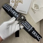 宽度3.8Cm Versace范思哲经典款十字纹印花搭配新款旋转扣：此款腰带配有醒目的美杜莎头像搭扣，可为任何造型增添几分立体雅致效果。
