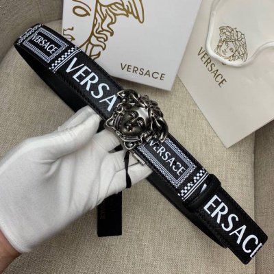宽度3.8Cm Versace范思哲经典款十字纹印花搭配新款旋转扣：此款腰带配有醒目的美杜莎头像搭扣，可为任何造型增添几分立体雅致效果。