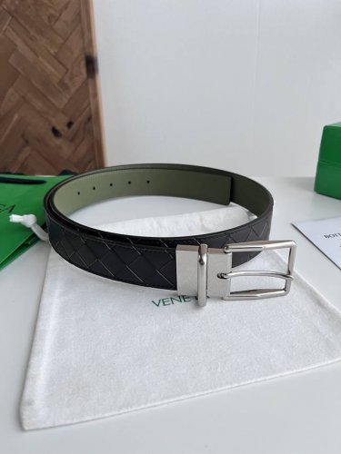 Bv 2026最新款男士编织腰带 双面用 纯手工Intreccio大格子编织 双面意大利小牛皮搭配微复古银色可旋转针扣 侧面有标识 皮带宽度35Mm 颜色: 方