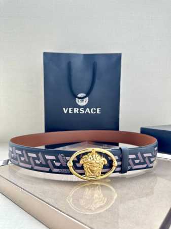 宽度4.0Cm Versace 范思哲 这款柔软鳄鱼皮饰带搭配一枚椭圆形美杜莎带扣。腰带饰有一枚金属圈环，宛如点睛之笔，本季标志性的Versace饰件点缀其上， - 点击图像关闭