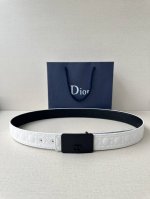 宽度3.5Cm Dior 这款腰带巧妙融合优雅与时尚，彰显 Dior 的精湛工艺。采用头层牛皮精心制作，饰以 Kumo 藤格纹，以全新方式呈现经典图案。腰带长度