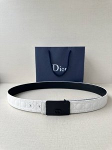 宽度3.5Cm Dior 这款腰带巧妙融合优雅与时尚，彰显 Dior 的精湛工艺。采用头层牛皮精心制作，饰以 Kumo 藤格纹，以全新方式呈现经典图案。腰带长度