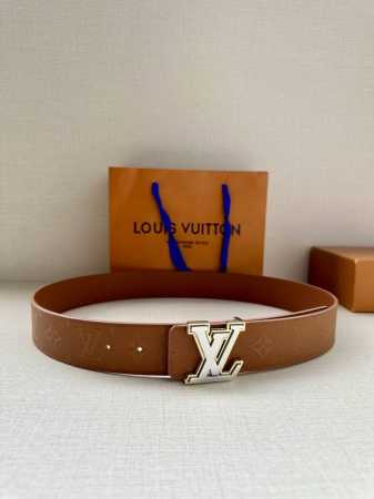 特 Lv 牛皮压花pont Neuf皮带4.0宽 这款taurillon 腰带采用lv Logo压花设计，进口牛皮面料手感柔软细腻，适合各种风格类型使用，经典设 - 点击图像关闭