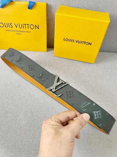 特 P210 Lv：Lv Initiales 男士双面腰带，一面为小牛头层5D彩印老花，另一面为土黄色小牛皮头层，搭配字母精品钢扣，双面可用、4.0Cm支持Nf