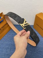 品牌 Lv 描述 这款饰有Lv带扣的腰带配以水牛皮衬里，覆以Monogram 牛皮。展现细腻的品牌特质，是牛仔裤的理想配件 Lv字母带扣 Monogram牛皮