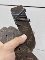 特 Lv Dimension 双面腰带将创意传承与华美街头风范共冶一炉，彰显创意总监 Pharrell Williams 的时尚远见。Monogram 帆布铺陈