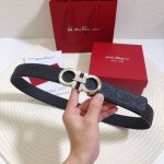 特 ：配送专柜全套礼盒包装。 品牌:菲拉格慕 尺寸:34Mm 正品尺寸 五金材质:专柜精品铜扣，真空电镀，工艺精细 带身材质:天然双面头层专柜压花纹牛皮、质感超