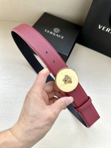 宽度4.0Cm Versace 范思哲 此款两面牛皮腰带的搭扣饰有品牌标志性的金 银色镜面光virtus五金配件。