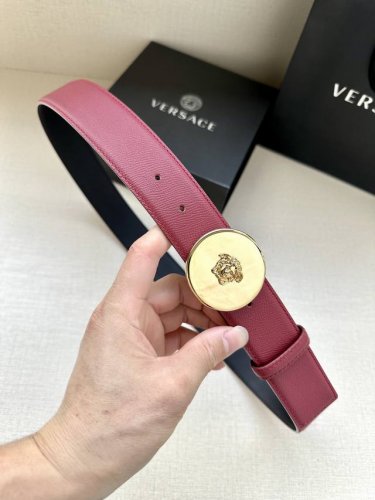 宽度4.0Cm Versace 范思哲 此款两面牛皮腰带的搭扣饰有品牌标志性的金 银色镜面光virtus五金配件。