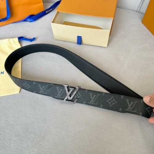 特 P170 寬：35Mm 驢家新品 皮帶面採用經典老花色系 原廠小牛皮荔枝紋底製成 搭配經典簡約字母搭扣造成 令人眼前一亮 雙面配戴 以一當二
