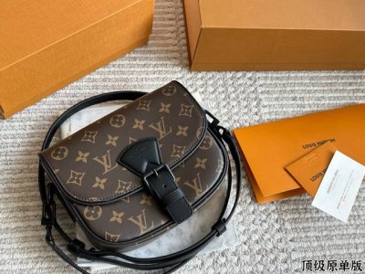 配盒 Size：20 17Cm L家 新款 百搭黑色入手了个男包 性价比真的很高 送男朋友的小姐姐们可以安排了 搜索