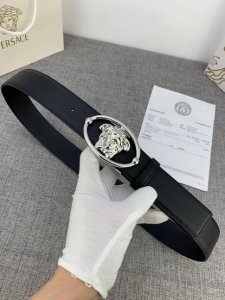 宽度4.0Cm V E R S A C E 范思哲 这款柔软野猪效果皮饰带搭配一枚椭圆形美杜莎带扣。腰带饰有一枚金属圈环，宛如点睛之笔，本季标志性的Versac