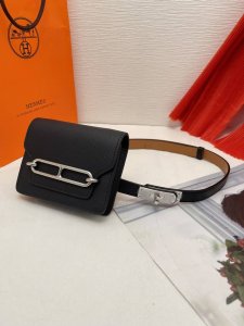 品牌 爱马仕 550 特 P330 描述 采用高级真皮精制而成，触感厚实，饰以商标带扣。腰带为意大利尺寸，请在购买前参阅腰带尺寸指南. 铜扣金属配件 黑色皮革，