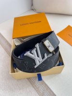 品名： Lv..路易..威登腰带皮带原单 型号：挂扣，经典纯钢材质挂扣，头层牛皮，图片实物拍摄 材料：头层牛皮，挂扣系列，纯钢材质扣头，钯镀电镀工艺永不掉色。原