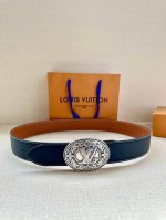 本款 Lv Shield 双面腰带出自 2024 秋冬时装秀。做旧 Lv Western 铭牌镂刻 Lv 字母与 Monogram 花卉，展现西部牛仔的灵感启发
