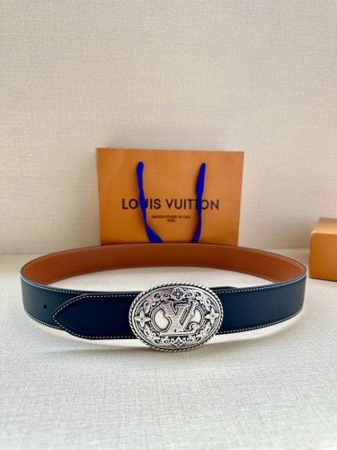 本款 Lv Shield 双面腰带出自 2024 秋冬时装秀。做旧 Lv Western 铭牌镂刻 Lv 字母与 Monogram 花卉，展现西部牛仔的灵感启发