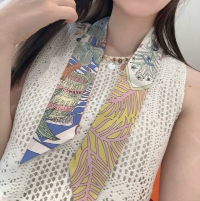 H家新款丝巾，女骑士之舞 100%重磅真丝斜纹绸，爱马仕束发带 双面双款！顶级斜纹真丝打造 超精细的印花非常清晰 绝对是送礼自用的首选丝带既可绕于颈间，亦可缠于