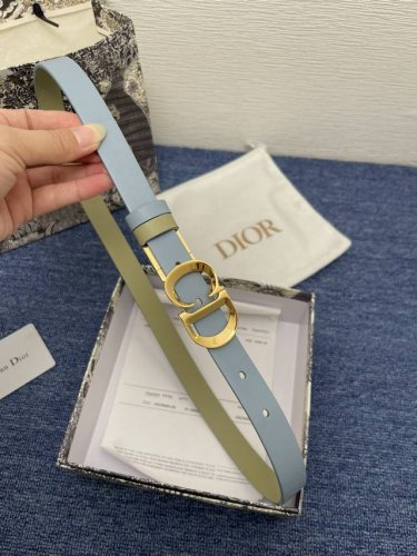 迪奥550 2.0Cm。 这款 Montaigne Avenue 腰带从同名手袋汲取灵感，采用黑色光滑 牛皮革精心制作，质感柔软，设计优雅，饰以富有光泽的新款金