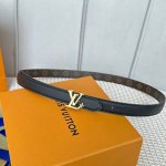 特 片裝1 寬：20Mm 驢家新品 Ss特別限定女士腰帶 全新設計搭扣搭配 一面光亮小牛皮 另一面防水料最新圖案 雙面用