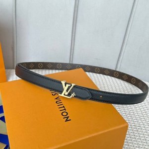 特 片裝1 寬：20Mm 驢家新品 Ss特別限定女士腰帶 全新設計搭扣搭配 一面光亮小牛皮 另一面防水料最新圖案 雙面用