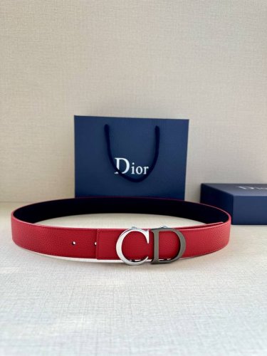 特 宽度3.5Cm Dior 这款腰带扣采用“Cd”标志造型，以金属覆层黄铜精心打造。可与各式 35 毫米腰带搭配，提升格调，打造优雅精致的造型。