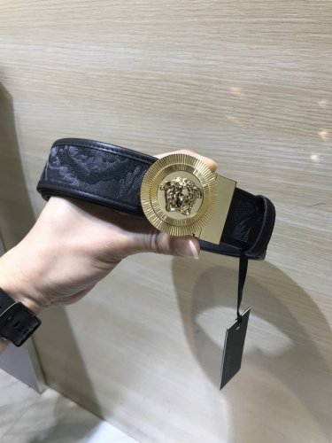 范思哲～专柜同款、实拍专柜官网，支持Nfc尺寸:38Mm，原版立体人头扣 美人头，极富设计美感 ，采用原版织物面料提花配制小牛皮，清晰美观，皮质软，手感舒适，档