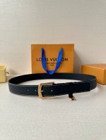 p210 3.4宽 Everyday Pin 腰带为光滑皮革融入路易威登铭纹黄铜搭扣，再将精巧 Lv Initiales 装饰悬挂于束带圈之下。醒目缝线聚合视觉