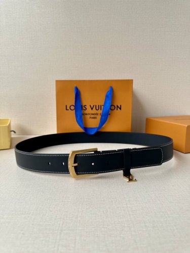 p210 3.4宽 Everyday Pin 腰带为光滑皮革融入路易威登铭纹黄铜搭扣，再将精巧 Lv Initiales 装饰悬挂于束带圈之下。醒目缝线聚合视觉
