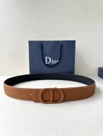 宽度3.5Cm Dior 这款腰带扣采用土黄色哑光涂漆饰面不锈钢精心制作，展示Cd Icon 标志。可与各式35毫米腰带搭配，提升格调，打造优雅精致的造型。