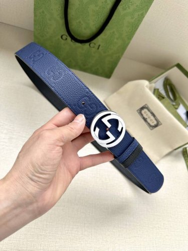 Gucci 宽度4.0Cm每一季，品牌典藏设计中的标志性元素都会吐故纳新，为经典注入新意。Guccio Gucci字母交织图案巧妙融入纹理和材质，以印花压纹点缀