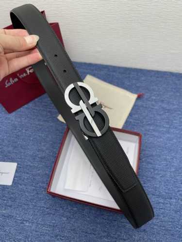 品牌 菲拉.格慕 3.5cm.特 描述 这款皮带采用天然粒纹皮革材质，颇具都市风范，细节充满动感。同色调金属Gancini扣饰带有撞色衬里，为其增添时髦气息。这