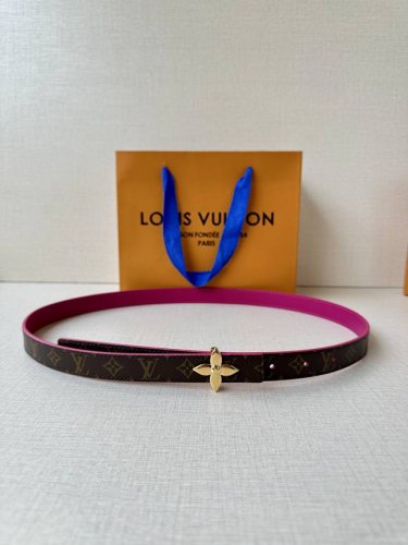 2.0宽 本款 Lv Iconic 双面腰带以纤细剪裁迎接新季，搭配标志性 Iconic 搭扣，无论展现 Monogram Reverse 帆布或素雅牛皮革，均