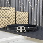 特 尺寸：宽度：3厘米 细纹牛皮革 末端饰以同系配色Balenciaga品牌标识压纹 做旧金色Monaco Bb标识金属配件 材料：牛皮革